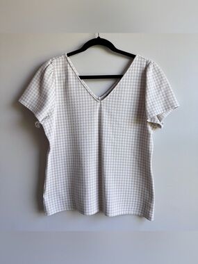 Ann Taylor Beige & White Check V-Neck Short Sleeve Top Size Large